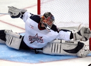 开云足球直播-梅赛德斯险胜雷诺，拉塞尔扛起全队，一场惊心动魄的胜利