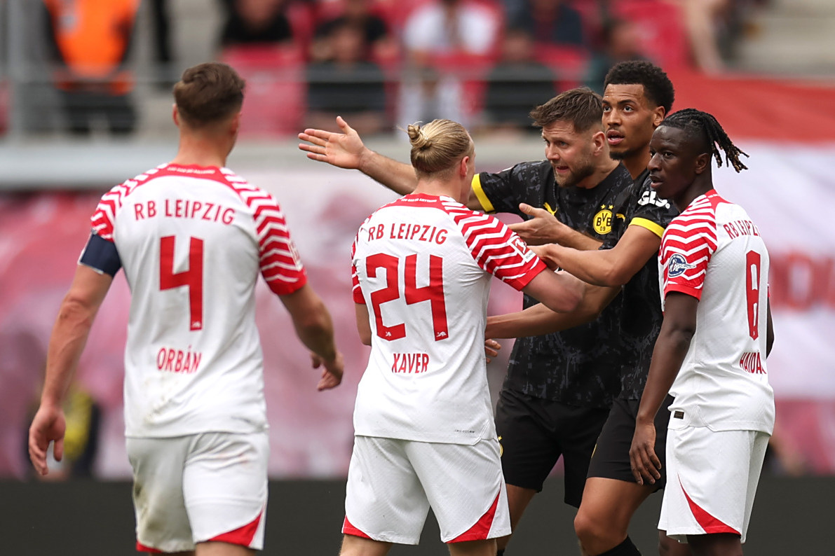 包含RB莱比锡队员们奋力拼搏，赢得了令人瞩目的比赛胜利的词条