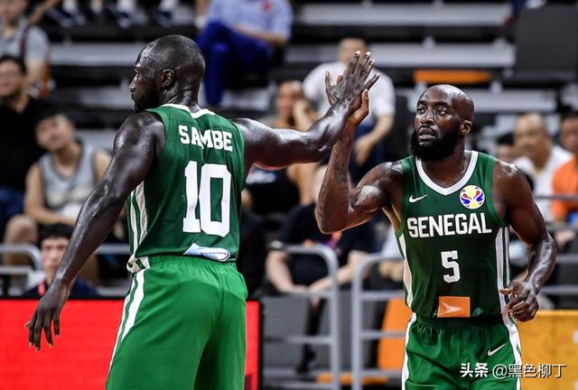 包含希腊逆转塞内加尔，格纳布里扛起全队的词条