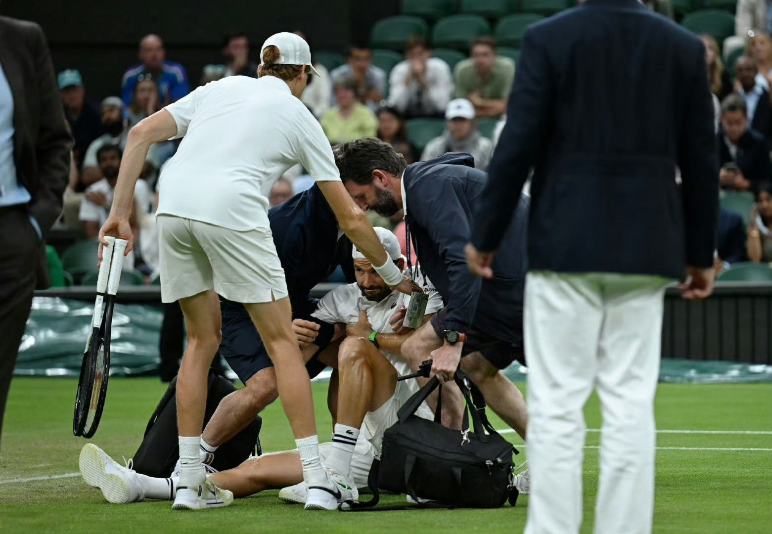 美国网球队轻取西班牙网球队，纳达尔三分雨点燃全场的简单介绍